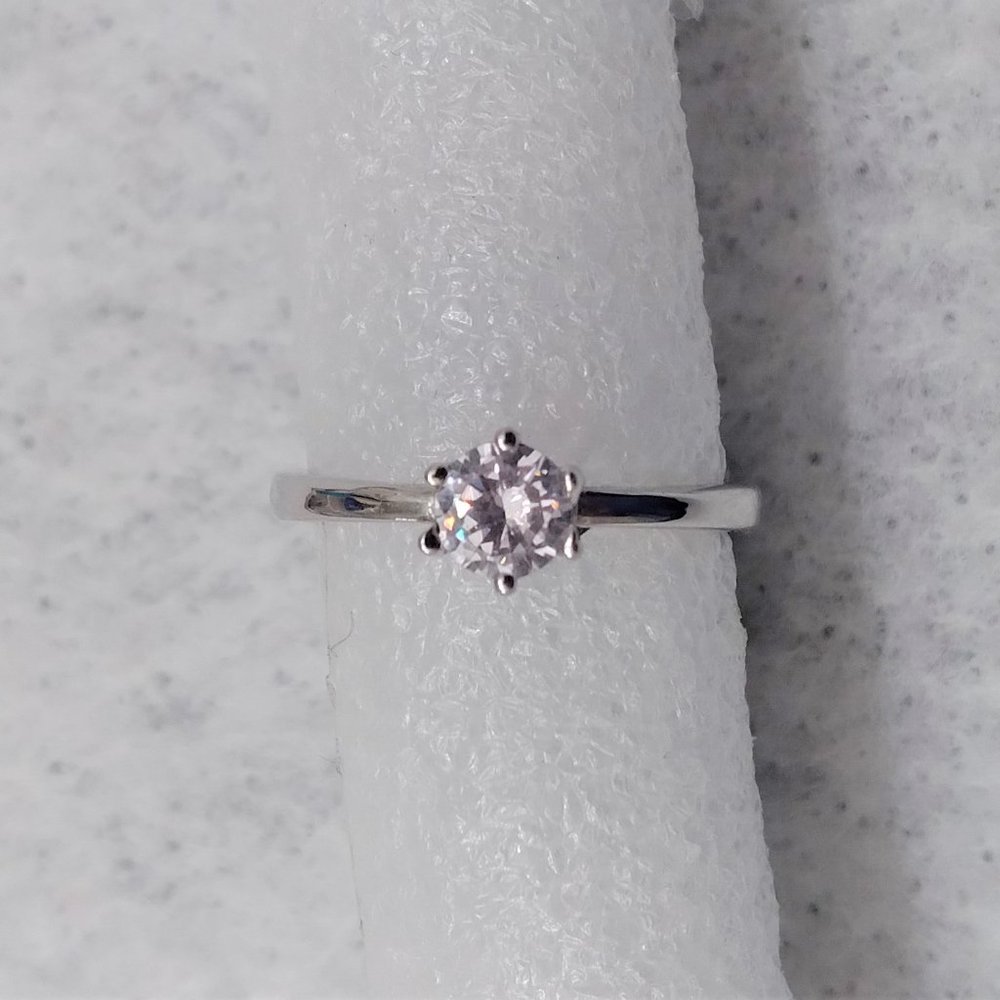 Brand New Luxury Romantic White Gold Plated Solitaire Ring - Size 7